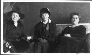 Tre damer i soffa