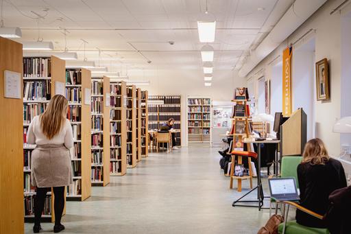 Bilden visar KvinnSams öppna samlingar i Humanistiska biblioteket