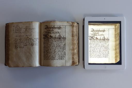 Historisk handskrift visas som originalbok och digital kopia.