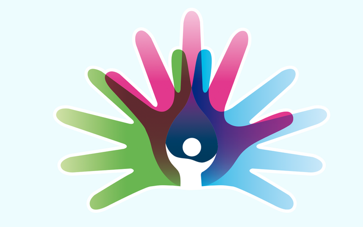 På ljusblå bakgrund syns tre ritade händer i färgerna grön, rosa och blå som tillsammans bilder fler färger när de korsas.